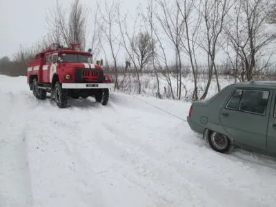 Два автомобіля витягли зі снігового замету на Хмельниччині