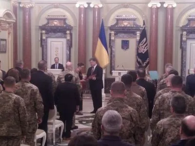 Президент вручил "Золотые звезды" Героев Украины родным погибших героев А.Снитко и С.Табалы