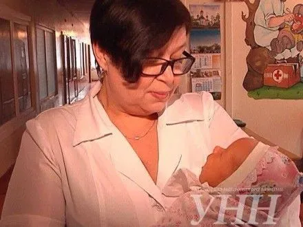 В Мариуполе 17-летняя девушка покинула своего ребенка на чиновников