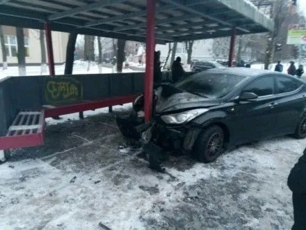 Автівку після зіткнення відкинуло на зупинку громадського транспорту у Києві
