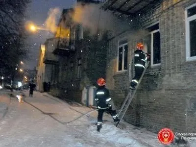 Из-за пожара в Ровно спасатели эвакуировали людей