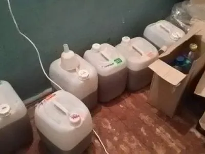 СБУ обнаружила подпольный цех по изготовлению алкоголя из контрабандного российского спирта