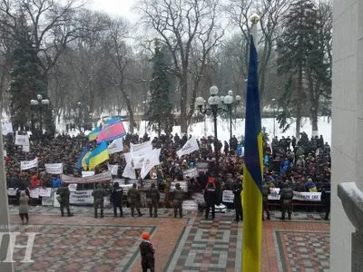 Біля ВР зібралися кілька сотень активістів