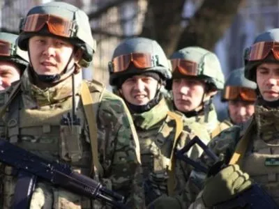 А.Турчинов поздравил военнослужащих с Днем ВСУ