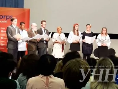 Американські волонтери Корпусу Миру заспівали гімн України в Києві
