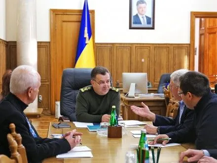 Министр обороны Украины встретился с иностранными стратегическими советниками