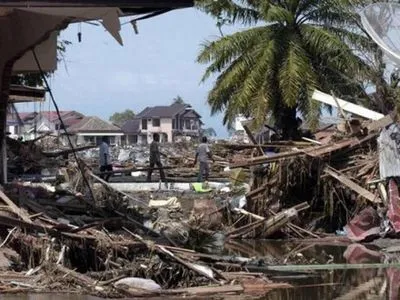 Число погибших в результате землетрясения в Индонезии возросло до 92 человек