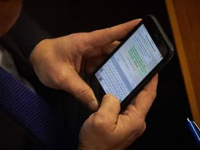 Українці закликали Президента заблокувати мобільний зв’язок у ВР