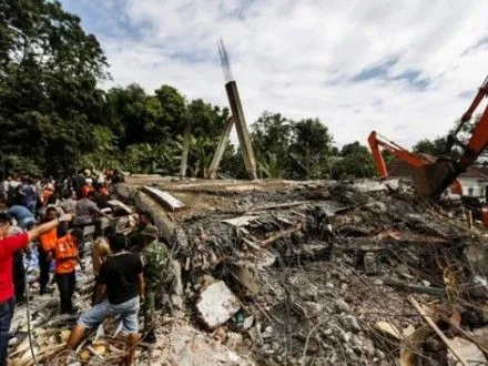 По меньшей мере 5 человек могут находиться под завалами в Индонезии