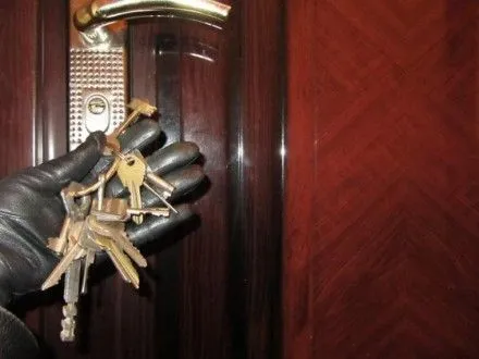 У Житомирі патрульні на гарячому спіймали квартирних крадіїв