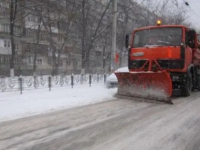 Майже 300 одиниць техніки задіяно для прибирання снігу в Києві