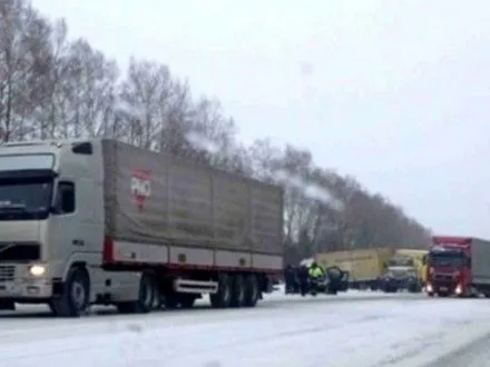 Из-за гололеда ограничено движение грузовиков в Хмельницкой области и Волыни