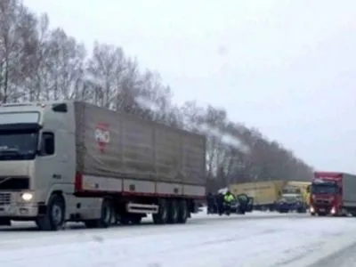 Через ожеледицю обмежили рух вантажівок на Хмельниччині та Волині