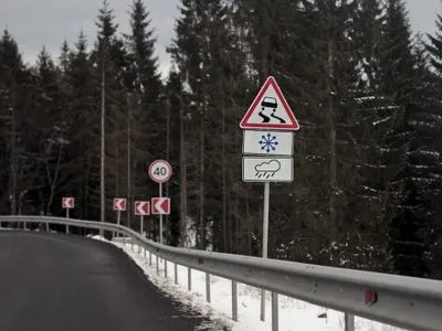 Из-за осложнения погодных условий в Волынской области запретили движение на автодорогах общего пользования
