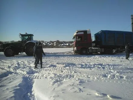 В Днепропетровской области в сугроб попал грузовик