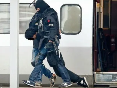 Мужчину с автоматом Калашникова арестовали в Роттердаме