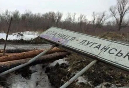 Миссия ОБСЕ: на мосту в Станице Луганской поскользнулся и упал пенсионер