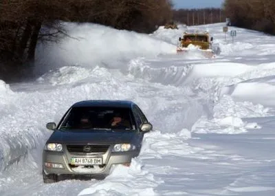 В Донецкой области почти 200 автомобилей попали в снежные заносы