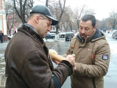 До управління юстиції в Кропивницькому активісти принесли гарбуз