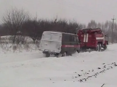 Рятувальники витягли "швидку" зі снігового замету на Сумщині