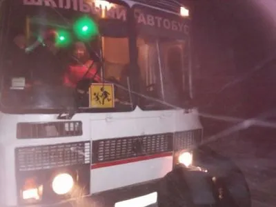 Рятувальники Харківщини діставали зі снігових заметів шкільний автобус і "швидку"