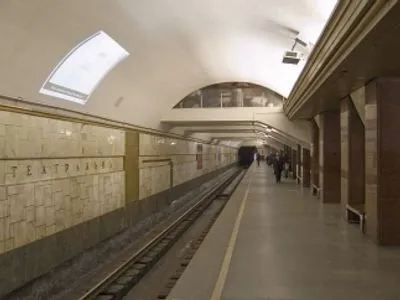 В киевском метро на "Театральной" человек упал на рельсы