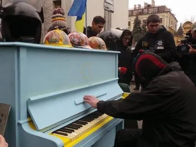 Пианист в Балаклаве сыграл на Банковой