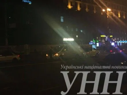 В центре Киева такси въехало в микроавтобус
