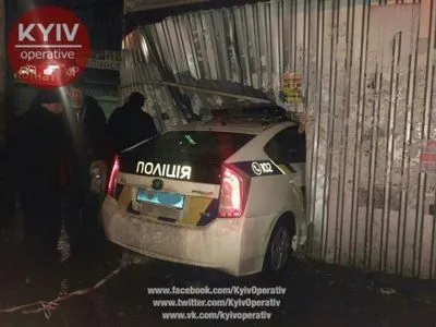 Поліцейський автомобіль в'їхав у кіоск у Києві