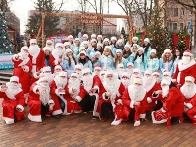 Майже 300 Дідів Морозів та Снігуроньок пройдуться святковою ходою у Вінниці