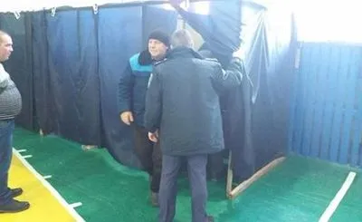 Во время выборов в Полтавской области мужчина заснул в кабинке для голосования