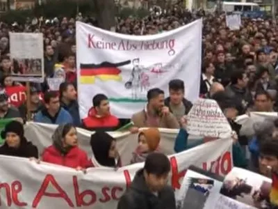 Близько тисячі активістів у Берліні виступили проти депортації афганських біженців