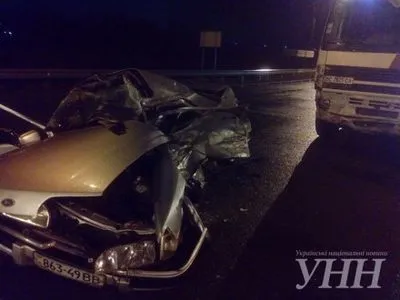 На Житомирщині зіткнулись легковик та вантажівка - одна людина загинула