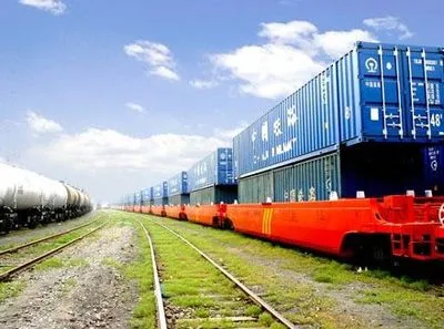 Вантажний потяг на смерть збив шістьох залізничних робітників в Китаї