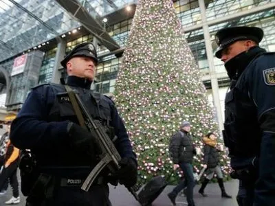 Полиция Кельна в десять раз увеличит патрули в новогоднюю ночь из-за прошлогодних нападений на женщин