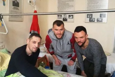 Футболисты "Динамо" посетили в госпитале воинов АТО