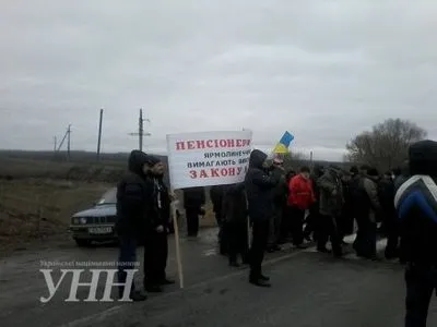 Пенсионеры силовых ведомств в Хмельницкой области перекрывали трассу Киев-Черновцы