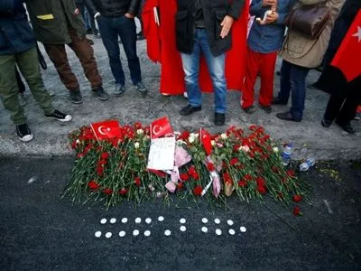 В Стамбуле возле стадиона "Бешикташа" почтили память погибших во время терактов