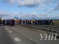 Пенсионеры силовых ведомств Одесской области перекрыли трассу Киев-Одесса