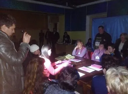 На одной из УИК в Днепропетровской области подсчет голосов происходит с фонарями