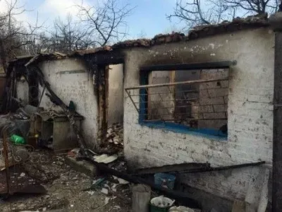 Вследствие обстрелов боевиков в Авдеевке сгорел жилой дом