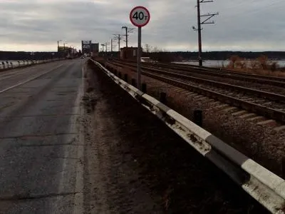 На Черкащині перевантажена фура пошкодила міст через Дніпро
