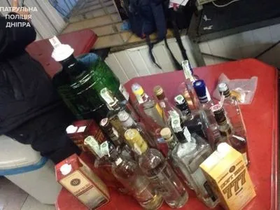 Полиция ликвидировала нелегальные точки по продаже алкоголя в Днепре