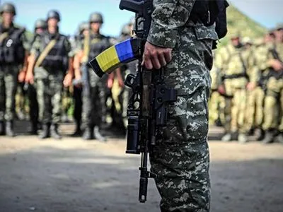 Україна будує армію виключно на контрактниках - П.Порошенко
