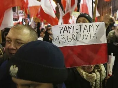 Тысячи людей вышли на антиправительственные протесты в Польше