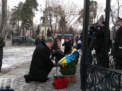 Президент возложил цветы к мемориалам воинов Чернобыля