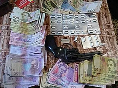 Полиция изъяла оружие и наркосодержащие таблетки у жителя Черновцов