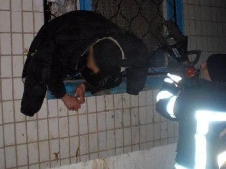 Вор в Краматорске застрял в окне во время ограбления