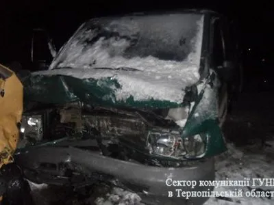 Внаслідок зіткнення мікроавтобусів на Тернопільщині постраждали п'ятеро людей