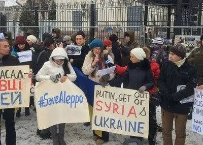 Під посольством РФ у Києві влаштували протест проти звірств у Алеппо